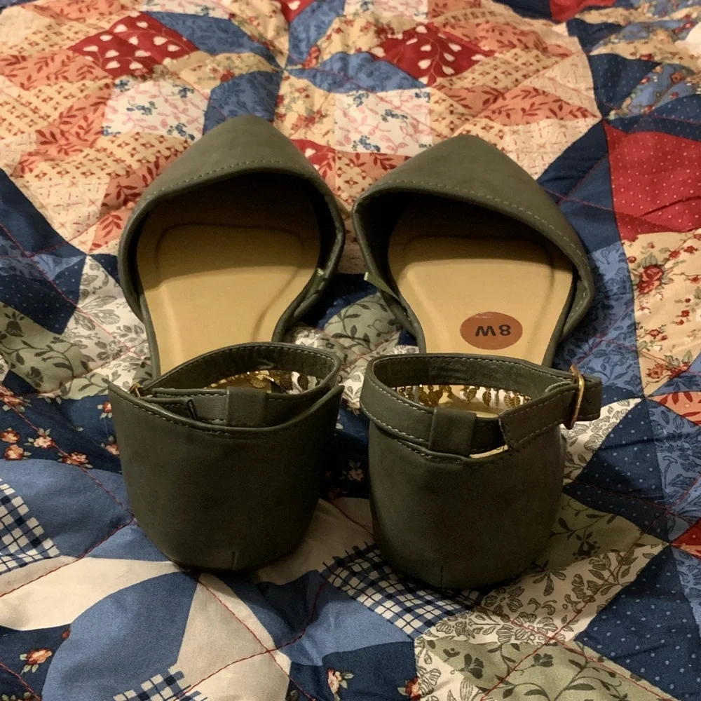 Daisy Fuentes Women's Green Ankle Strap Flats - Picture 3 of 5